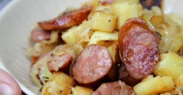 Poêlée aux pommes de terre et saucisse fumée