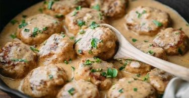 Boulettes de poulet et riz à tomber par terre, le repas familial par excellence