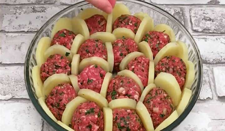 Boulettes de viande et pommes de terre gratinées au four