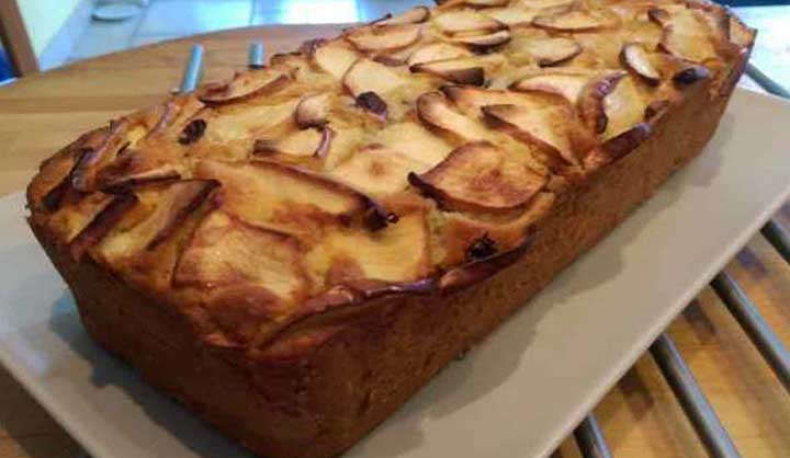 Cake aux pommes au cidre et aux raisins secs