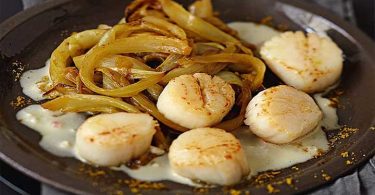 Coquilles Saint-Jacques, compotée d’endives au curry