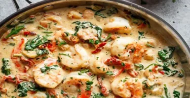 Crevettes grillées trempées dans une sauce crémeuse à l’ail