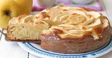 GÂTEAU MOELLEUX AU YAOURT ET AUX POMMES DE MAMIE