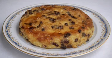 Gâteau de semoule aux raisins et caramel