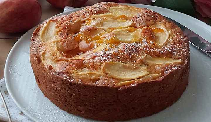 Gâteau moelleux aux pommes et à la confiture