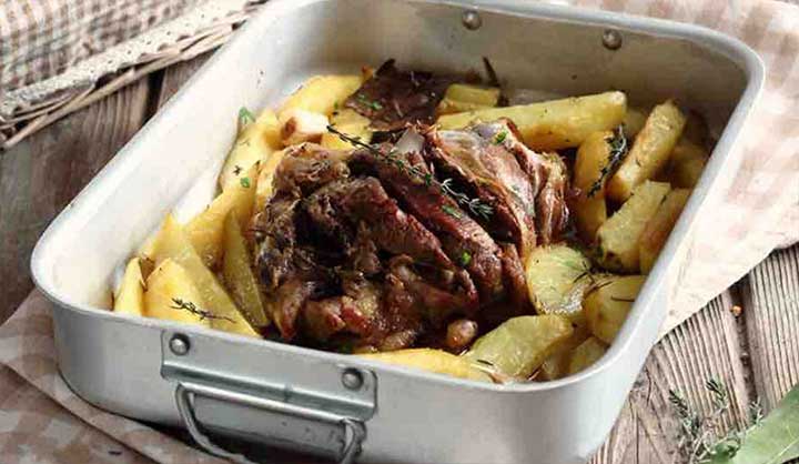 Gigot d’agneau rôti aux pommes de terre aux fines herbes