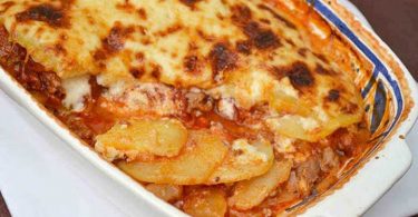 Lasagnes de pommes de terre à la viande hachée et à la béchamel