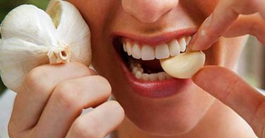 Vous voulez savoir comment arrêter un mal de dents ? En attendant le rendez-vous chez le dentiste, qui peut être prévu dans plusieurs jours… Il faut bien soulager la douleur. Heureusement, il existe des remèdes naturels pour soulager la douleur. Et ça marche pour pour une carie, une gingivite ou un abcès. Voici 8 remèdes de grands-mères efficaces quand on a mal aux dents. 1. Le clou de girofle Le plus vieux remède de grand-mère connu. Mais efficace. Comme vous le savez, le clou de girofle est antiseptique. Et il peut vous sauver de votre rage de dents. Il suffit de le poser là où ça fait mal et le mordre doucement quelques minutes. Si vous préférez, faites un bain de bouche en l’infusant au préalable. 2. Le bain de bouche Ici, plusieurs ingrédients sont possibles afin de réaliser un bain de bouche. Mais dans tous les cas, votre bain de bouche fait maison soulage les maux de dents et de gencives. – le vinaigre de cidre : 1 cuillère à café dans 1 verre d’eau tiède, – l’huile essentielle de menthe poivrée : 1 goutte dans 1 verre d’eau tiède, – le sel : 1 cuillère à café dans 1 verre d’eau tiède, – l’ortie : préparez l’équivalent d’1 verre d’infusion d’ortie. Faites des bains de bouche en vous gargarisant avec le mélange choisi. Utilisez tout le verre. Faites ceci 1 à 2 fois par jour. 3. Le froid Remplissez un sac congélation de glaçons et posez-le sur votre joue douloureuse le plus longtemps possible. 4. L’ail L’ail est un puissant antibiotique. Contre les douleurs, il contient de l’allicine. Il lutte contre les infections. Il suffit de frotter une gousse d’ail directement sur l’endroit douloureux. Si vous préférez, vous appliquez la gousse écrasée sur la dent concernée. 5. La racine de gingembre Vous savez déjà que le gingembre était efficace pour protéger votre organisme. Il renforce vos défenses immunitaires. Il peut donc aussi se trouver redoutable contre les maux de dents, grâce à ses vertus anti-inflammatoires. Épluchez un morceau de racine de gingembre et placez-le sur la dent. Mordez doucement. 6. L’huile essentielle d’arbre à thé Utilisez votre brosse à dents : Mettez 1 goutte d’huile essentielle d’arbre à thé dessus et frottez doucement. L’arbre à thé est naturellement antiseptique. 7. L’homéopathie Le remède homéopathique recommandé en cas de rage de dents est Arsenicum 15CH. Prenez la dose prescrite par votre pharmacien. 8. L’auto-massage Se masser peut soulager un moment la douleur. Les endroits sensibles aux douleurs dentaires sont le lobe de l’oreille, la joue et le bout de l’index. Astuces bonus : – Pensez à vous brosser les dents au moins 2 fois par jour pendant 3 min. – Utilisez une brosse à dents souple ou médium. – Le fil dentaire peut compléter le brossage et enlever les impuretés. – Bien sûr, on fait attention au sucre ou on se brosse les dents après ! – Pensez à voir votre dentiste une fois par an.