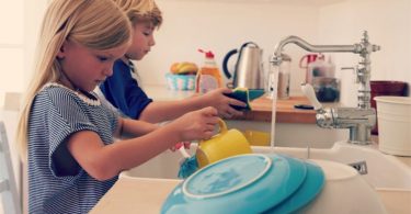 Les enfants qui aident aux tâches ménagères deviennent des adultes plus autonomes et responsables