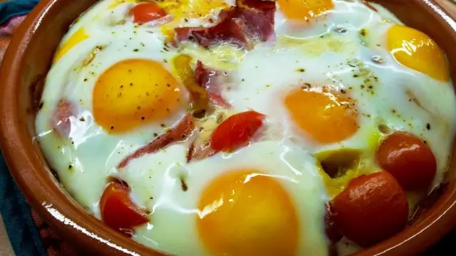 Oeufs au four avec blanc de poulet, oignons et tomates cerises