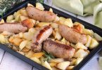 Pommes de terre et saucisses au four très savoureuses