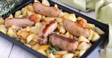 Pommes de terre et saucisses au four très savoureuses