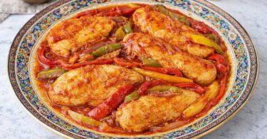 Recette Poulet aux poivrons, pommes de terre, oignons, olives