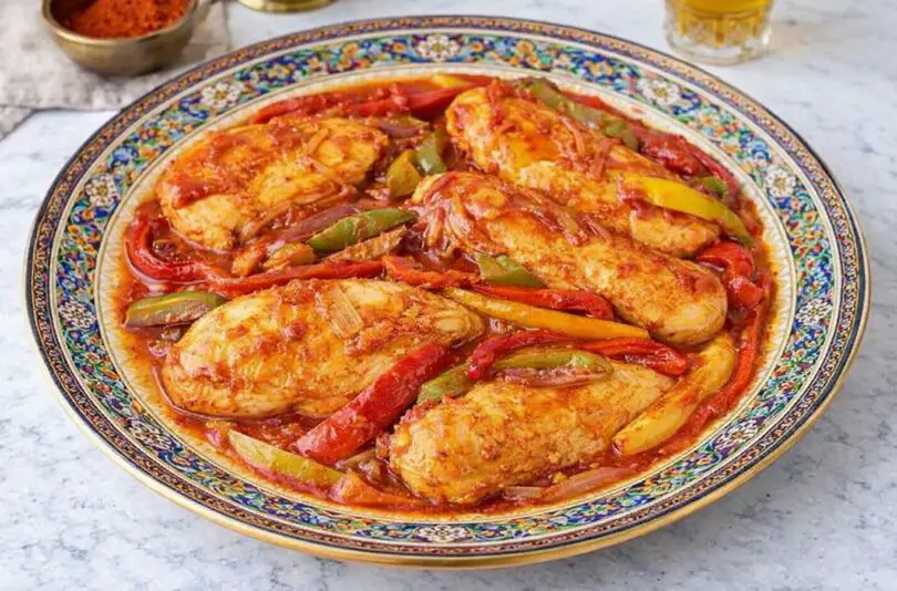 Recette Poulet aux poivrons, pommes de terre, oignons, olives