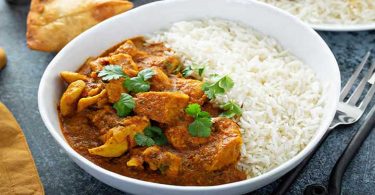 Riz blanc à la sauce au poulet et curry