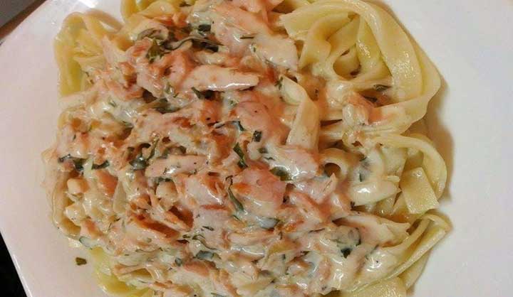 TAGLIATELLES À LA CRÈME ET AU SAUMON FUMÉ