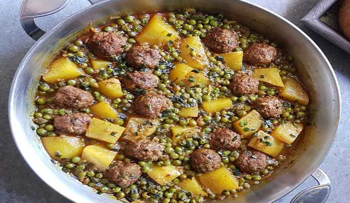 Tajine de viande hachée, petits pois et pommes de terre