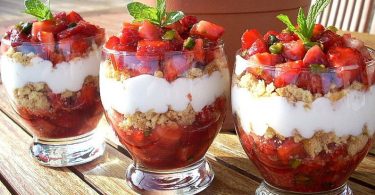 Tartare de fraises, pistaches et sablés