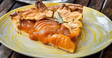 Tarte aux abricots et au romarin