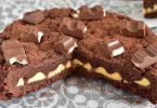 Tarte garnie de barres de chocolat Kinder
