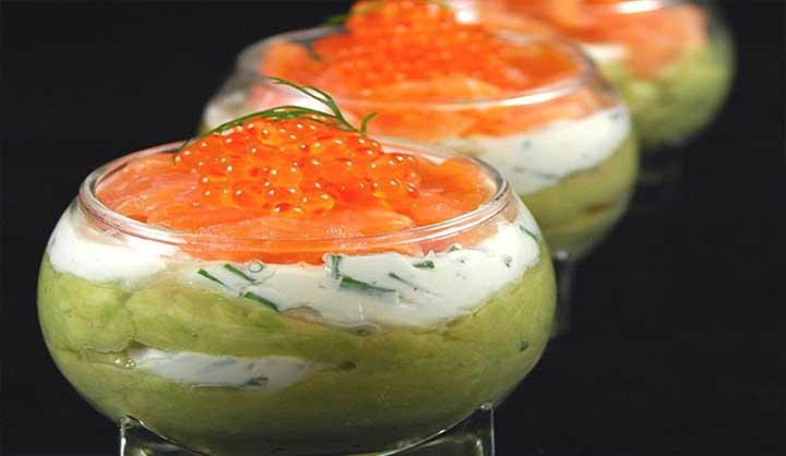 Verrine avocat-truite et saumon fumée pour noël