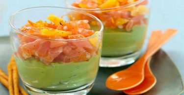 Verrines au guacamole, saumon fumé et orange agréables et bons pour Noël