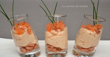 Verrines-de-mousse-de-saumon-fumé-et-crevettes-grises