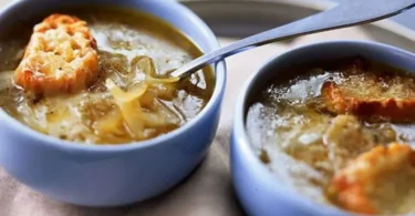 Soupe à l’oignon gratinée