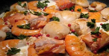 poelee de la mer onctueuse et parfumee saint jacques saumon et crevettes