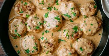 Boulettes de poulet dans une sauce crémeuse, délicieuses même une fois réchauffées!