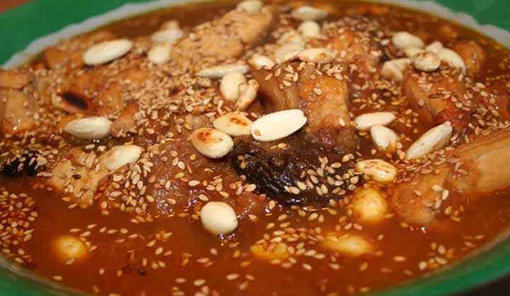 Tajine de poulet aux abricots, pruneaux et amandes