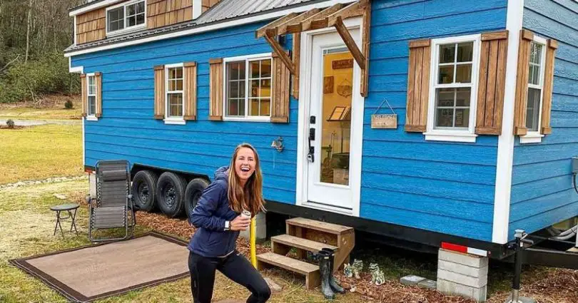 La petite maison de style ferme moderne de 28 pieds s’adapte aux vélos et à ses cyclistes!