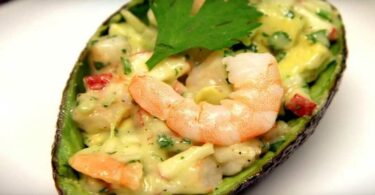 Avocat farci aux crevettes et à la pomme