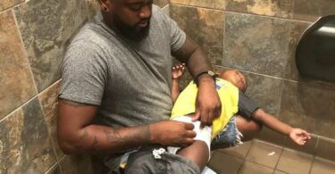Des papas réclament des tables à langer dans les toilettes pour hommes pour changer leur bébé