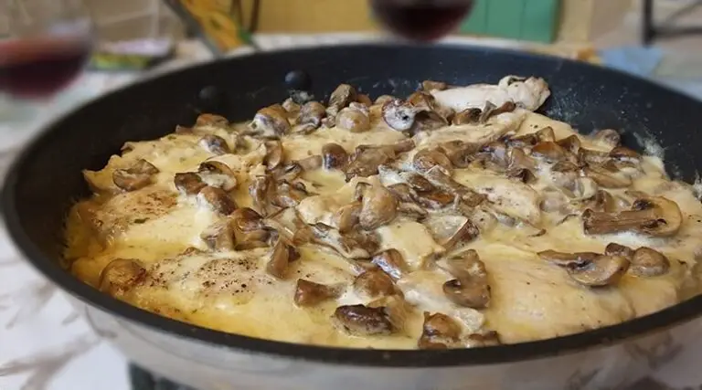 POULET À LA FORESTIÈRE SAUCE AU VIN BLANC ET CHAMPIGNONS - Mes Recettes ...
