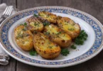 Pommes de terre à l’ail et au beurre au four