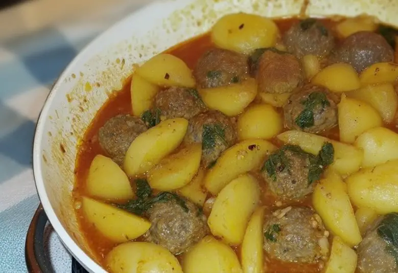 Ragoût de pommes de terre aux boulettes de viande hachée