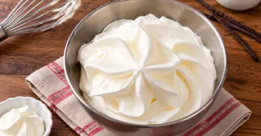 Crème chantilly maison à la vanille, légère et onctueuse